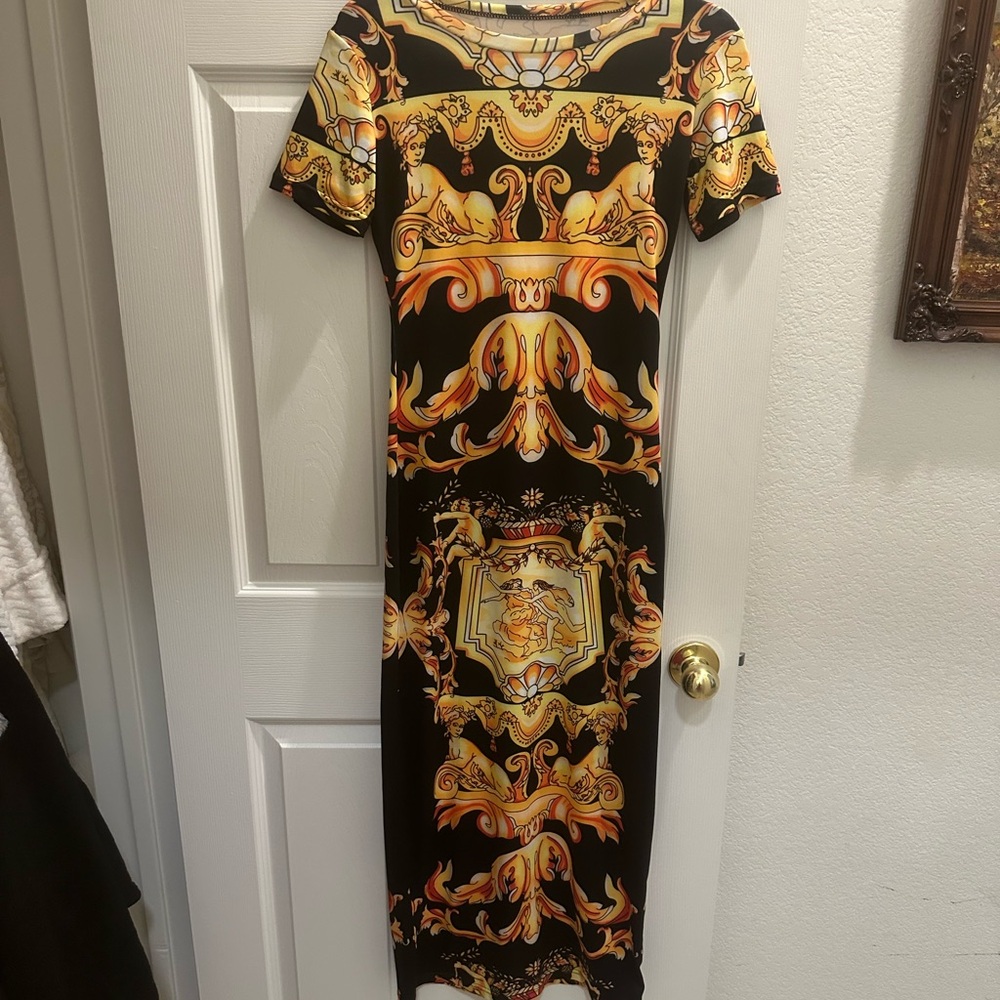 Unique, the mask Baroque short sleeve long dress size small